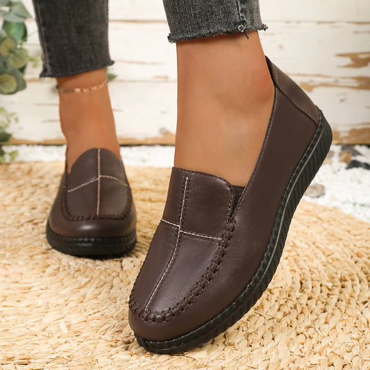 Lady's outfit, retro business attire, low-top flat shoes, soft leather, comfortable and versatile for daily wear.